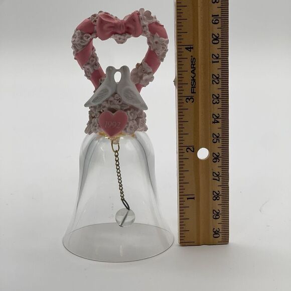1992 Vintage Avon collectible crystal bell featuring hearts flowers doves - Picture 5 of 14